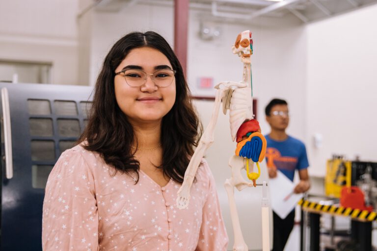 Alumna en clases de ciencias para colegios