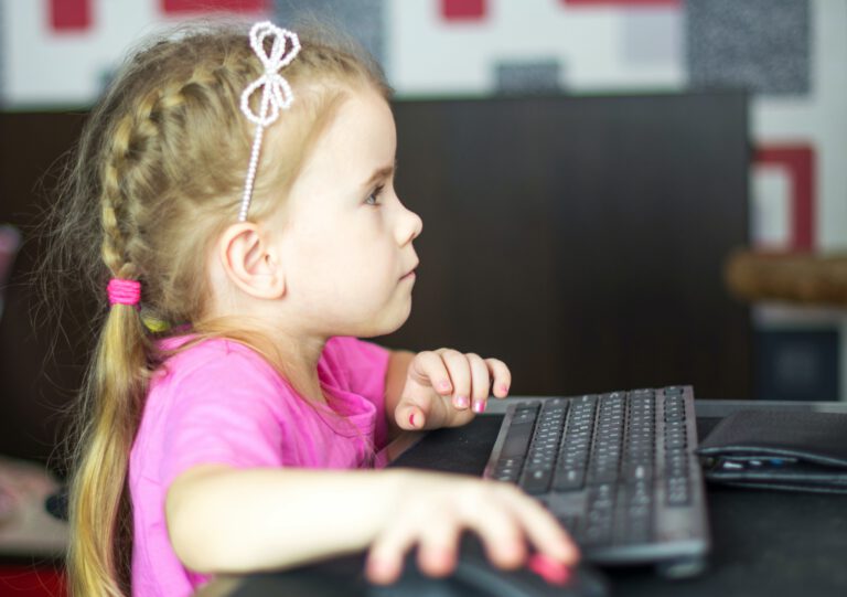 Alumna en clases de informática para colegios