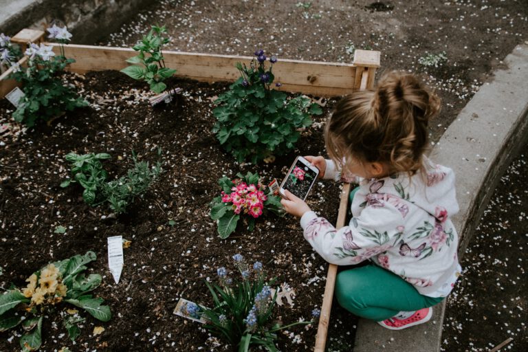 Niña en clases de Aula Medioambiental para colegios