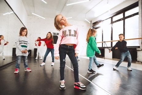 Niñas en clase de baile moderno