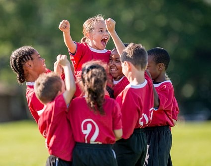 Niños y niñas en extraescolar de fútbol