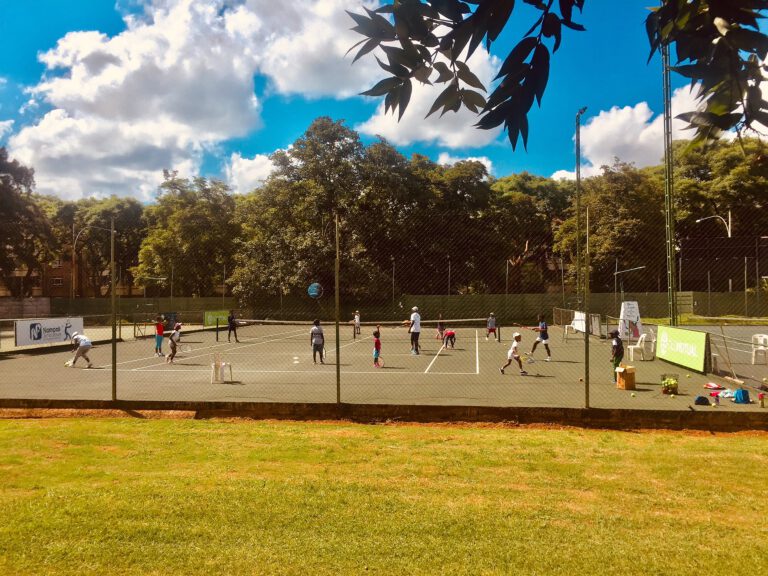 Jugando a tenis en el patio del colegio
