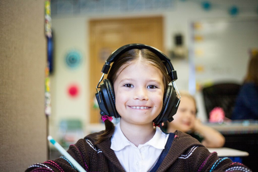 Alumna haciendo un listening en clases de inglés para colegios