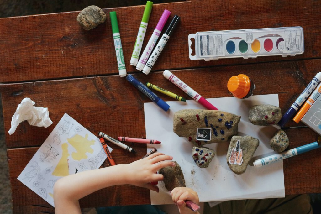 Niño pintando en la extraescolares de aula medioambiental