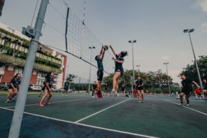 Chicas en la extraescolar de voleibol entrenando