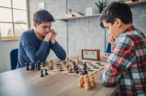 Niños en clases de ajedrez para colegios