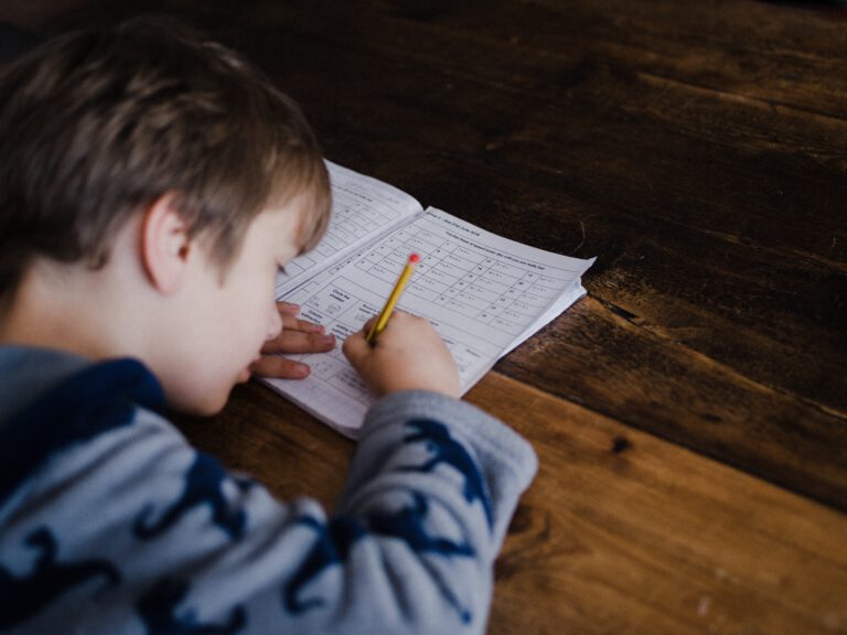 Niño en las extraescolares de chino