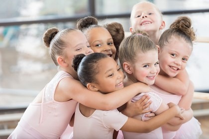Niñas en clases de ballet para colegios