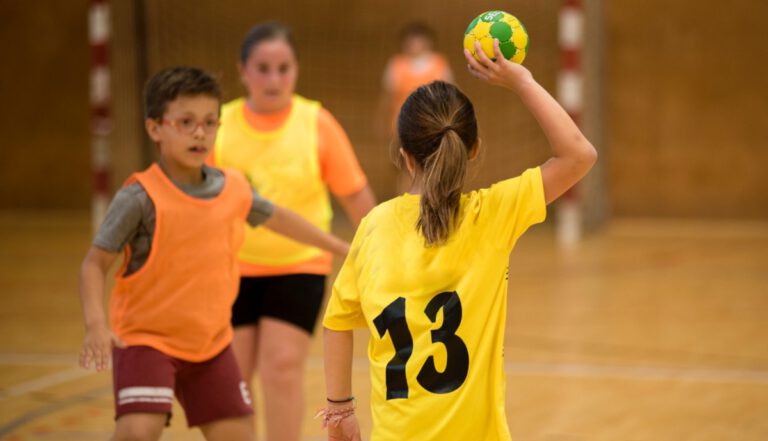 Niños y niñas en las clases de balonmano para colegios