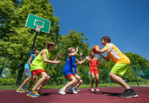 Niños en extraescolar de baloncesto