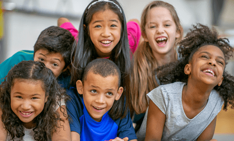 Niños en clases de inteligencia emocional para colegios