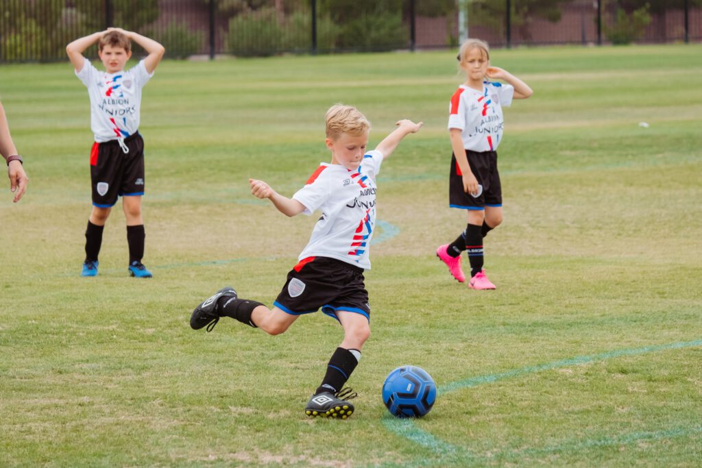 Niños en clases de fútbol para colegios