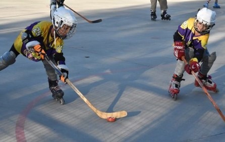 Niños en las extraescolares de hockey