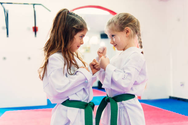 Niñas en clase de judo para colegios