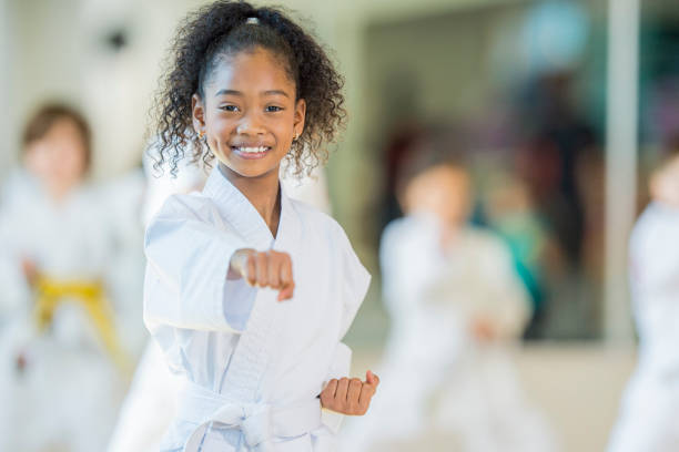 Niña en extraescolar de karate