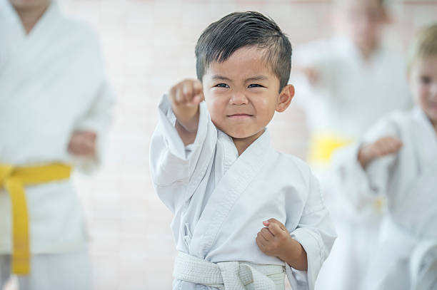 Niño en clases de karate para colegios