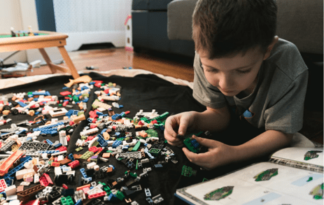 Niño en clases de lego para colegios