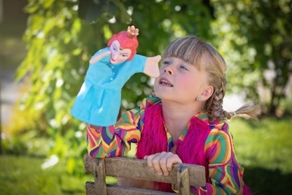 Niña con marioneta en la extraescolar de marionetas