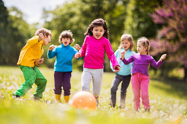 Actividades predeportivas niños jugando a la pelota