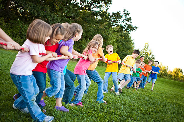 Actividad de predeporte niños jugando a la soga