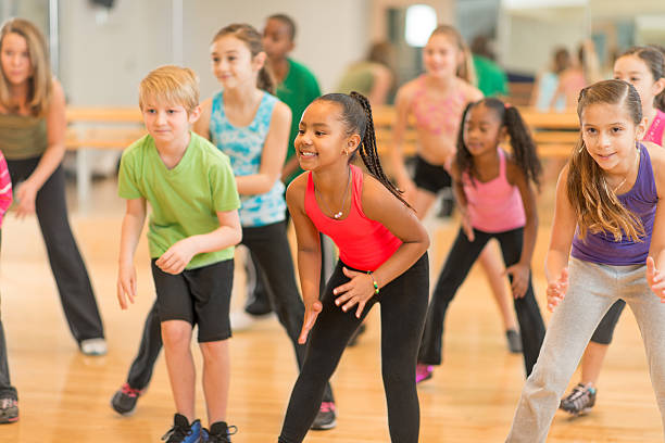 Niños y niñas en la extraescolar de zumba kids