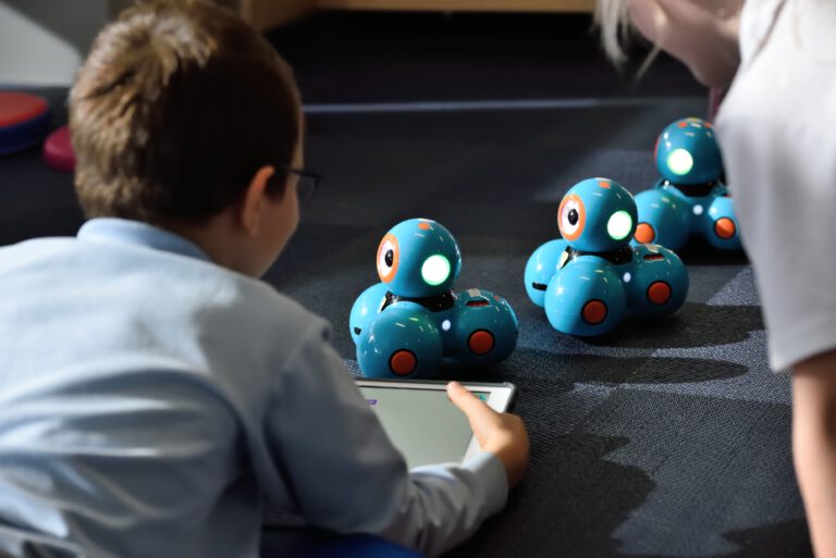 Niño con robots en extraescolar tecnológica