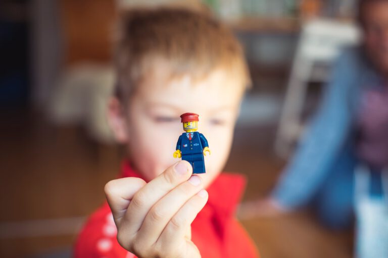 Niño con una figura de Lego
