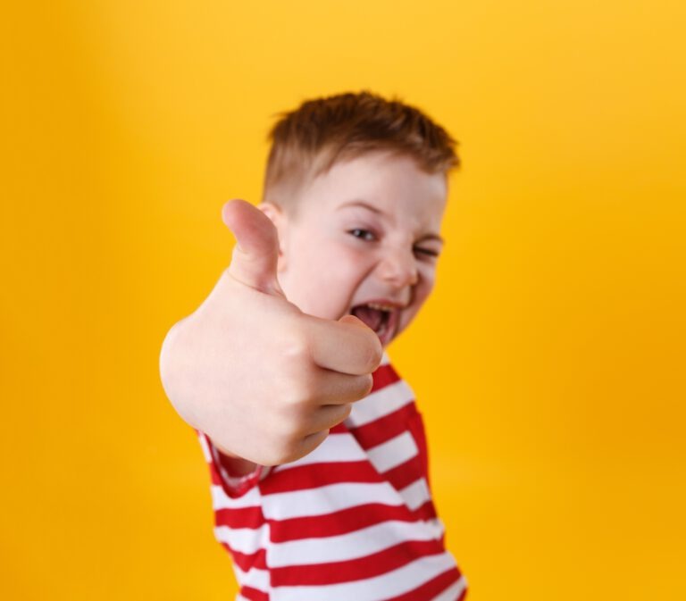 Niño diciendo ok con el dedo para imagen de contacto