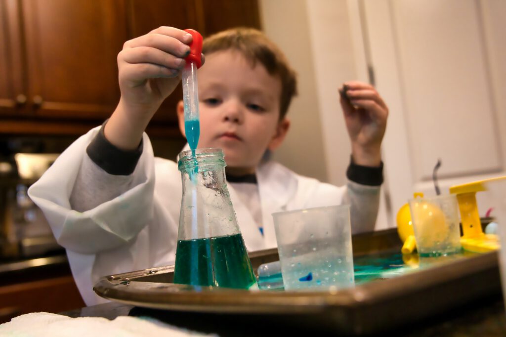 Niño en clase de ciencias