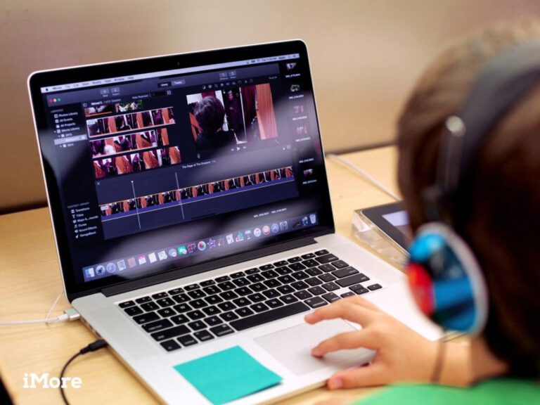 Niños en la actividad de periodismo en el colegio