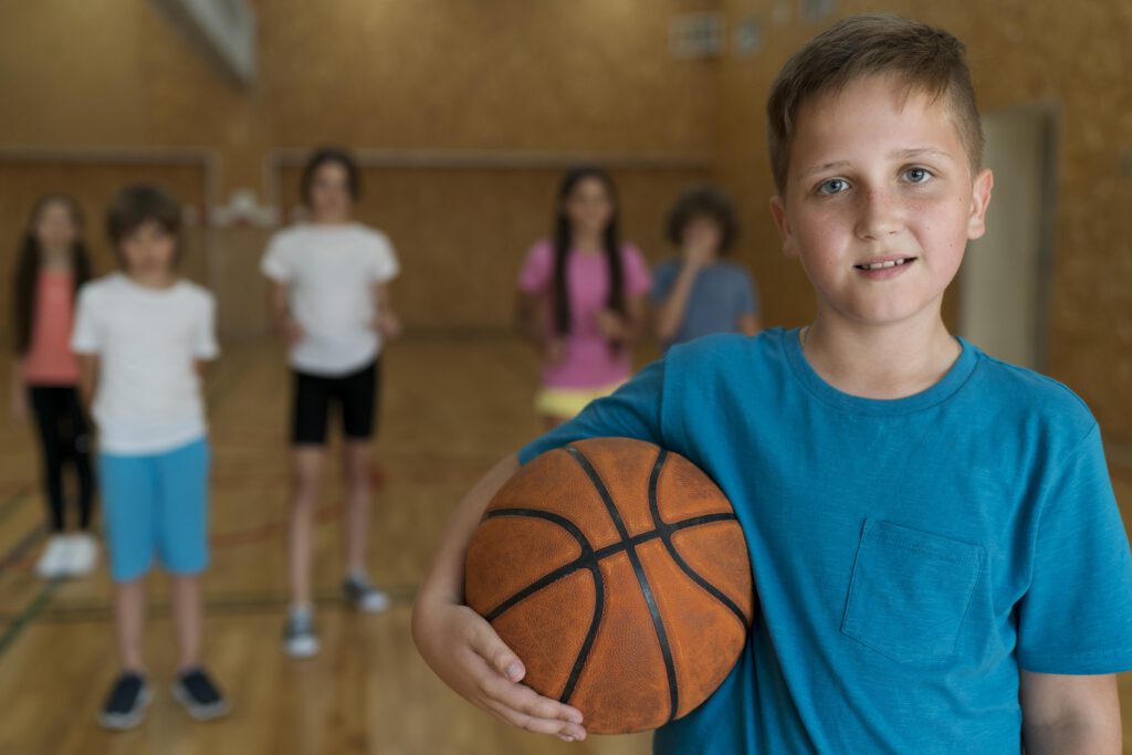 Niño en las clases de baloncesto para colegios
