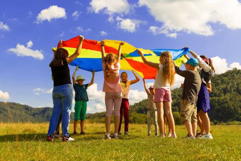 Un grupo de niños al aire libre