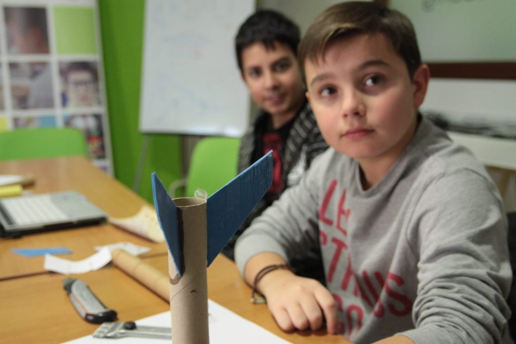 Niños en la clase de aeronáutica para colegio