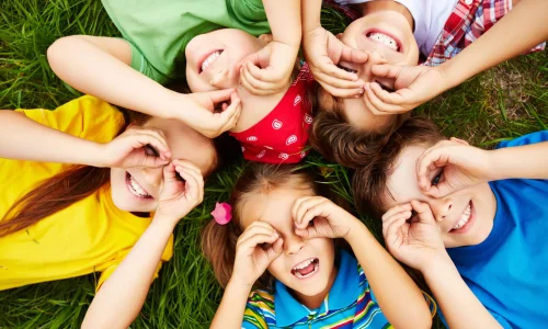 Niños jugando al aire libre
